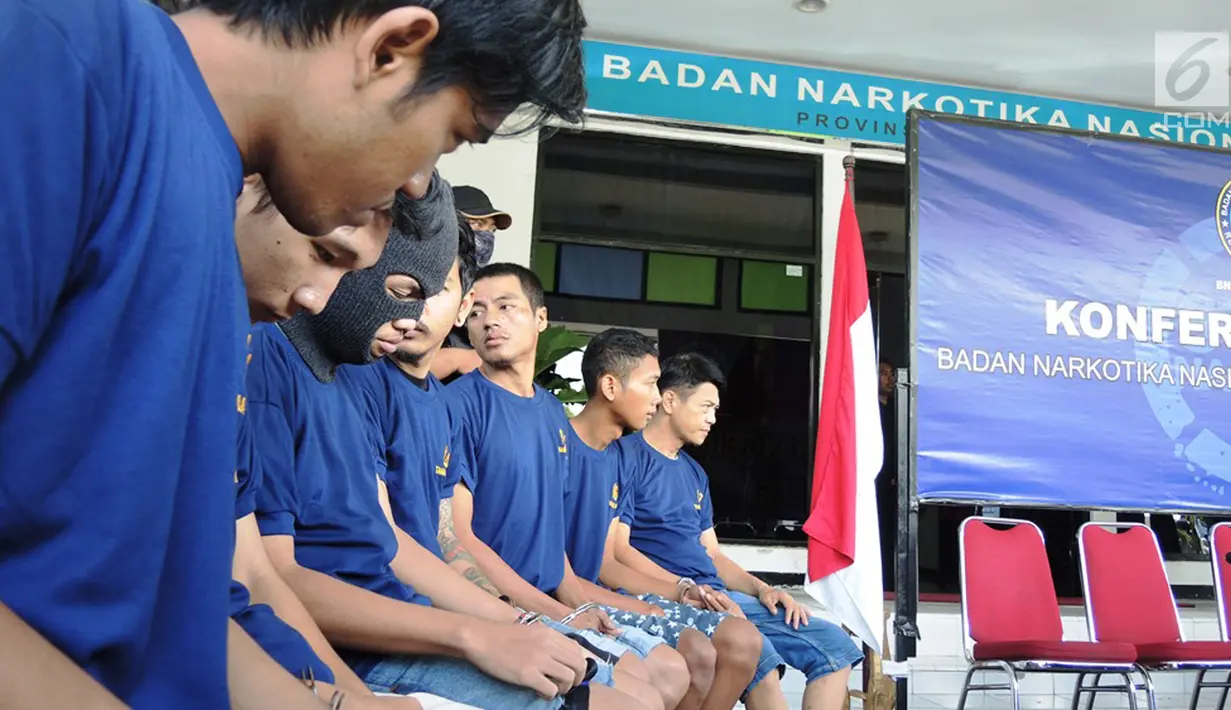 Tersangka kasus peredaran narkoba dihadirkan oleh BNNP Jawa Tengah saat rilis di halaman Kantor BNNP Jawa Tengah, Semarang, Rabu (20/3). BNNP Jawa Tengah menangkap lima tersangka dalam kasus tersebut. (Liputan6.com/Gholib)