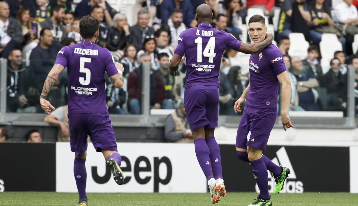 Pemain Fiorentina merayakan gol yang dicetak oleh Nikola Milenkovic ke gawang Juventus pada laga Serie A 2019 di Stadion Juventus, Sabtu (20/4). Juventus menang 2-1 atas Fiorentina. (AP/Luca Bruno)