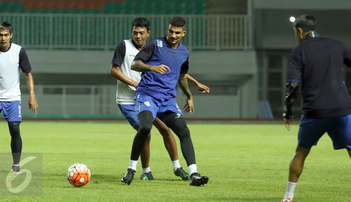 Pemain Arema FC Arthur C Da Rocha (ketiga kiri) saat latihan uji lapangan jelang laga final Piala Presiden 2017 di Stadion Pakansari, Kab Bogor, Jumat (10/3). Di final, Arema FC akan berlaga melawan PBFC, Minggu (12/3). (Liputan6.com/Helmi Fithriansyah)