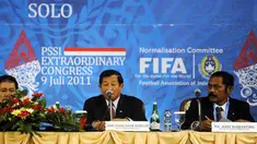 Kongres Luar Biasa PSSI dibuka Ketua Komite Normalisasi PSSI Agum Gumelar (tengah) di The Sultan Hotel, Solo, Jateng, 9 Juli 2011. FOTO ANTARA/Puspa Perwitasari