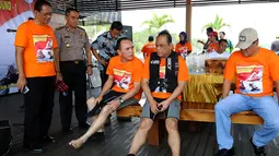 Wakapolri Komjen Pol Syaffrudin didampingi Irjen Pol Mochamad Iriawan duduk bersama sebelum bermain jetski dalam acara Bhayangkara Cup Jetski Round 1 di Pantai Mutiara Pluit, Jakarta, Minggu (22/07). (Liputan6.com/Fery Pradolo)