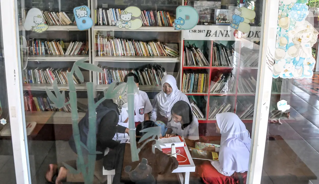 Anak-anak membaca buku di perpustakaan yang disediakan di Ruang Publik Terpadu Ramah Anak (RPTRA) Manggis, Kelurahan Kemanggisan, Kecamatan Palmerah, Jakarta Barat, Senin (31/10/2022). RPTRA Manggis menyediakan perpustakaan yang difasilitaskan untuk anak-anak sebagai upaya meningkatkan minat baca serta literasi tambahan usai jam sekolah. (merdeka.com/Iqbal S. Nugroho)