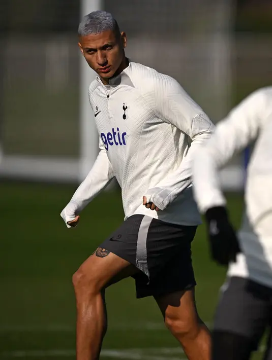 Striker Tottenham Hotspur Richarlison ambil bagian dalam sesi latihan tim jelang bertamu ke kandang AC Milan pada Liga Champions, di Tottenham Hotspur Football Club Training Ground di London, Senin (13/2/2023). Tottenham menatap laga ini dengan hasil buruk pada akhir pekan lalu di Liga Inggris. (Ben Stansall / AFP)