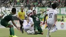 Penyerang Persebaya Surabaya, Manuchekhr Dzhalilov, terjatuh saat berebut dengan pemain Arema FC, Hanif Sjahbandi, pada laga final Piala Presiden 2019 di Stadion Gelora Bung Tomo, Selasa (9/4). Kedua tim bermain imbang 2-2. (Bola.com/Yoppy Renato)