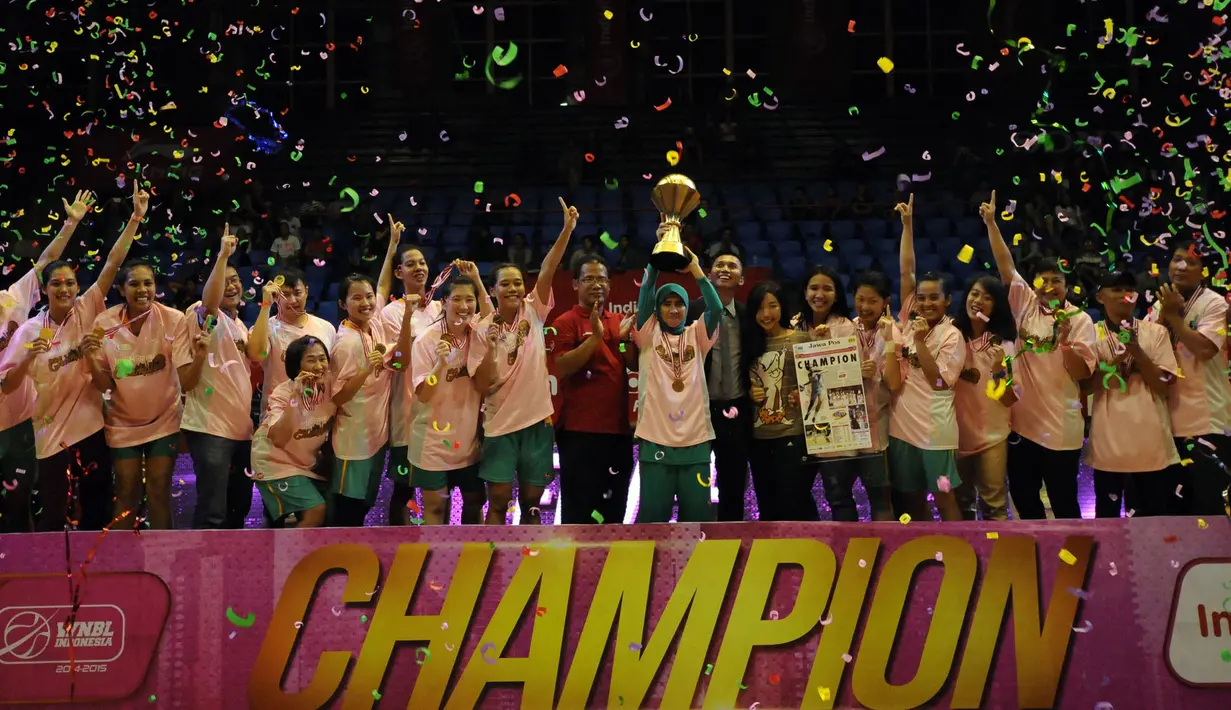Pebasket putri Surabaya Fever menjuarai WNBL Championship 2015 yang berlangsung di Hall A Senayan, Jakarta, Jumat (8/5/2015). Surabaya Fever unggul 65-53 atas Sahabat Wisma Sehati Semarang. (Liputan6.com/Helmi Fithriansyah)