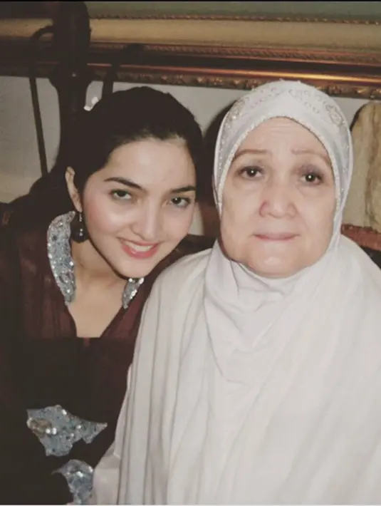 Setahun lalu janji Ashanty pada ibundanya, Hj. Ratu Farida Siddik saat masih hidup. Pertanyaan Ashanty saat sang ibunda merayakan ulang tahun, ia menanyakan pada ibundanya untuk merayakannya. (Instagram/ashanty_ash)