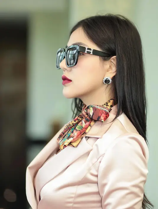 Pemeran sitkom Security 66 itu duduk bersama dengan anak-anak. Bella mengenakan gamis panjang, kepala ditutup kerudung, ditangannya memegang bunga. Satu foto dibagikan pada acara bahagianya. (Instagram/bellashofie5292)