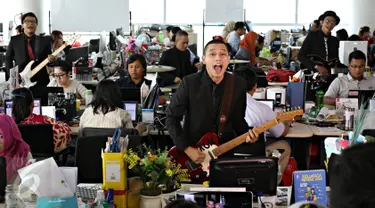 Grup band The Rain saat pembuatan video klip berjudul Penawar Letih di Kantor Liputan6.com, Jakarta, Rabu (6/1/2016). Lagu tersebut terinspirasi dari pengalaman The Rain selama merantau di Jakarta. (Liputan6.com/ Immanuel Antonius)