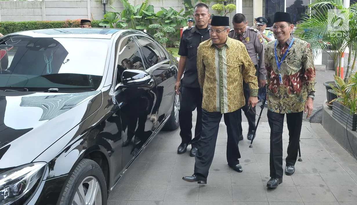 Ketua Umum PBNU KH Said Aqil Siradj setibanya di Gedung KPK, Jakarta, Selasa (11/7). Kedatangan Said Aqil untuk berdiskusi terkait dengan dukungan terhadap upaya pemberantasan korupsi yang dilakukan oleh para penyidik KPK. (Liputan6.com/Helmi Afandi)