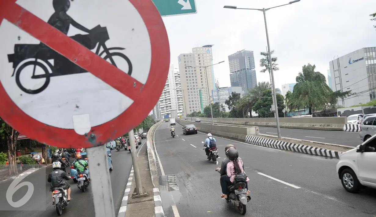 Sejumlah pengendara sepeda motor memasuki Jalan Layang Non Tol (JLNT) Kampung Melayu - Tanah Abang di Jakarta, Senin (31/10). Meskipun ada rambu larangan melintas pengendara motor tetap nekat memasuki jalur itu. (Liputan6.com/Yoppy Renato)