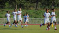 Para pemain Timnas Indonesia U-22, termasuk Ivar Jenner, berlatih di Rajamangala University of Technology Lanna Stadium, Doi Saket, Chiang Mai jelang laga kontra Filipina U-22 pada SEA Games 2025, Thailand, Minggu (7/12/2025). (Bola.com/Bagaskara Lazuardi)