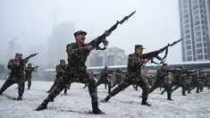 Polisi militer saat mengikuti sesi pelatihan menggunakan senapan berpisau di tengah hujan salju di Hefei, China (15/1/2020). Latihan fisik yang dilakukan anggota polisi militer China meliput angkat ban traktor hingga teknik menyerang dengan menggunakan senapan berpisau. (AFP Photo/Str/China Out)