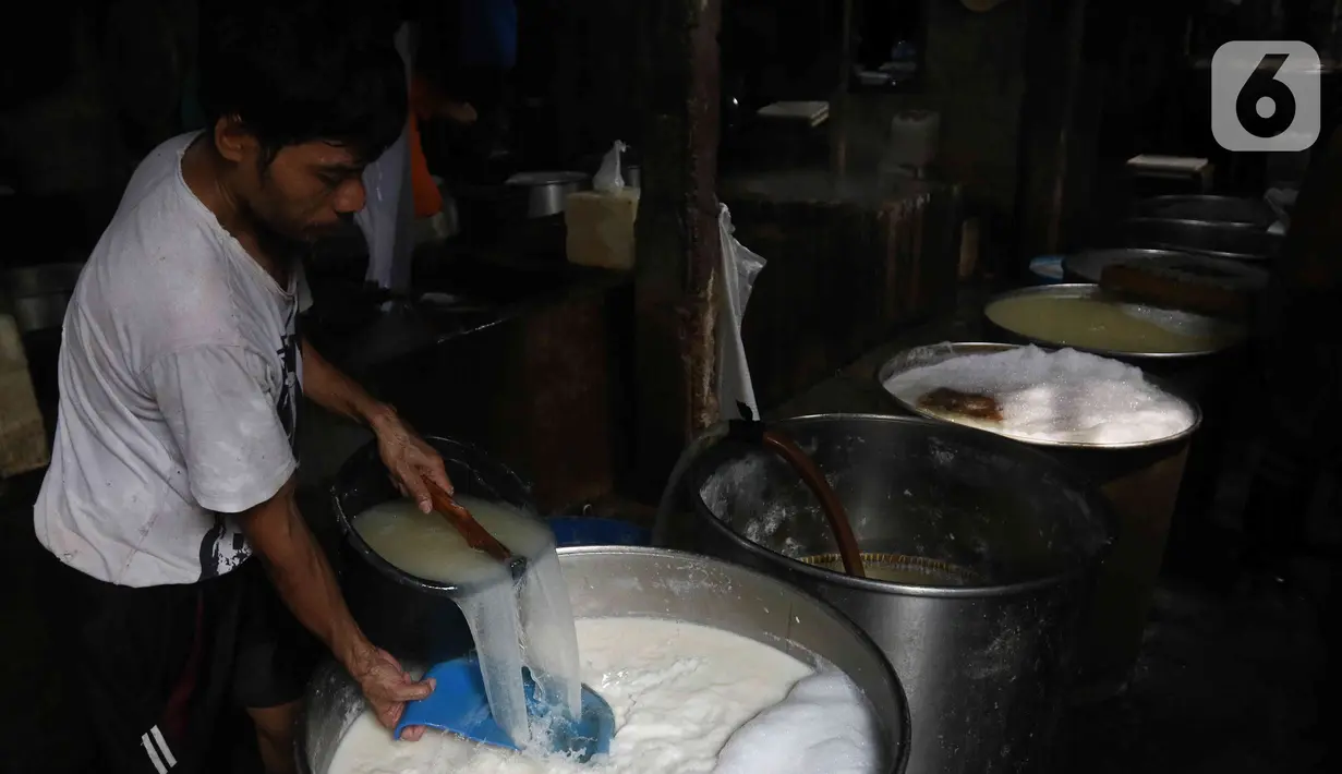 Pengrajin tahu menyelesaikan pembuatan tahu di pabrik kawasan Duren Tiga, Jakarta Selatan, Rabu (7/12/2022). Kenaikan harga kedelai membuat biaya produksi pengrajin tahu tempe ikut membengkak, berkisar 30-40 persen. (Liputan6.com/Herman Zakharia)