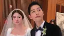 Dilansir dari Soompi, dengan adanya keputusan pengadilan tersebut hubungan suami istri Song Joong Ki dan Song Hye Kyo telah berakhir. (Liputan6.com/IG/songjoongkionly)