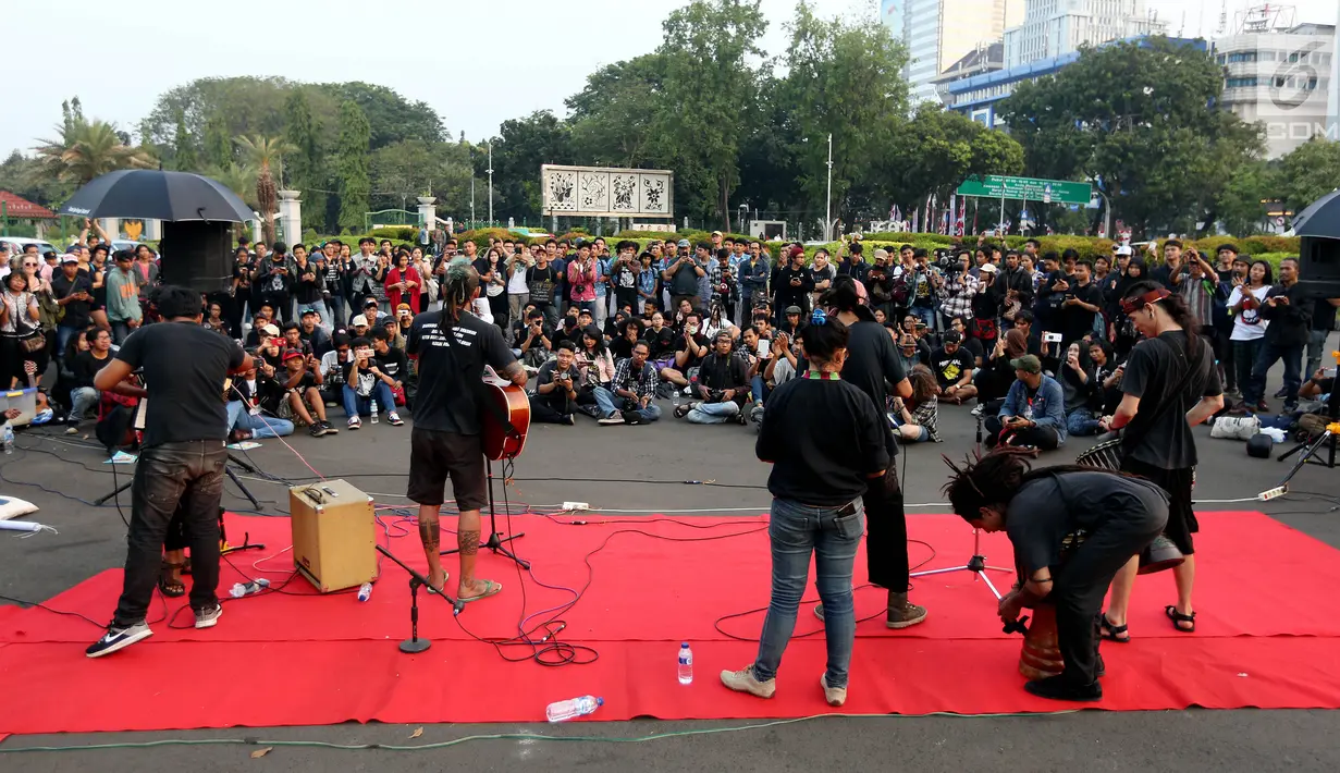 Aktivis Jaringan Solidaritas Korban untuk Keadilan menggelar aksi Kamisan ke-502, Jakarta, Kamis (10/8). Aksi meminta pemerintah mewujudkan komitmen dalam menyelesaikan kasus pelanggaran HAM berat pada masa lalu. (Liputan6.com/Johan Tallo)