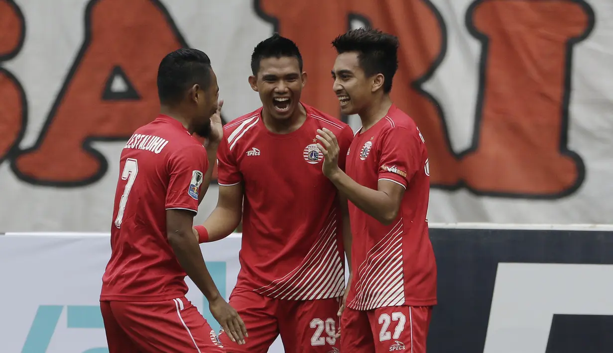 Para pemain Persija Jakarta merayakan gol yang dicetak Fitra Ridwan ke gawang TIRA Persikabo pada laga Piala Indonesia di Stadion Patriot, Bekasi, Kamis (21/2). Persija menang 2-0 atas TIRA Persikabo. (Bola.com/Yoppy Renato)