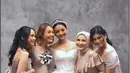 Selain dipuji makin anggun, pemeran Andin di Ikatan Cinta itu juga disebut begitu seksi saat mengenakan gaun berwarna cokelat muda tanpa lengan tersebut. Busana itu pun memperlihatkan bentuk tubuhnya yang indah. Amanda tampak tidak berhenti tersenyum di sepanjang acara. (Liputan6.com/IG/@amandamanopoupdatesz)