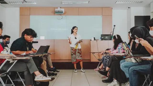 Sebut Enggak Pelit Nilai, Ini 7 Potret Dian Sastro Jadi Dosen di Vokasi UI