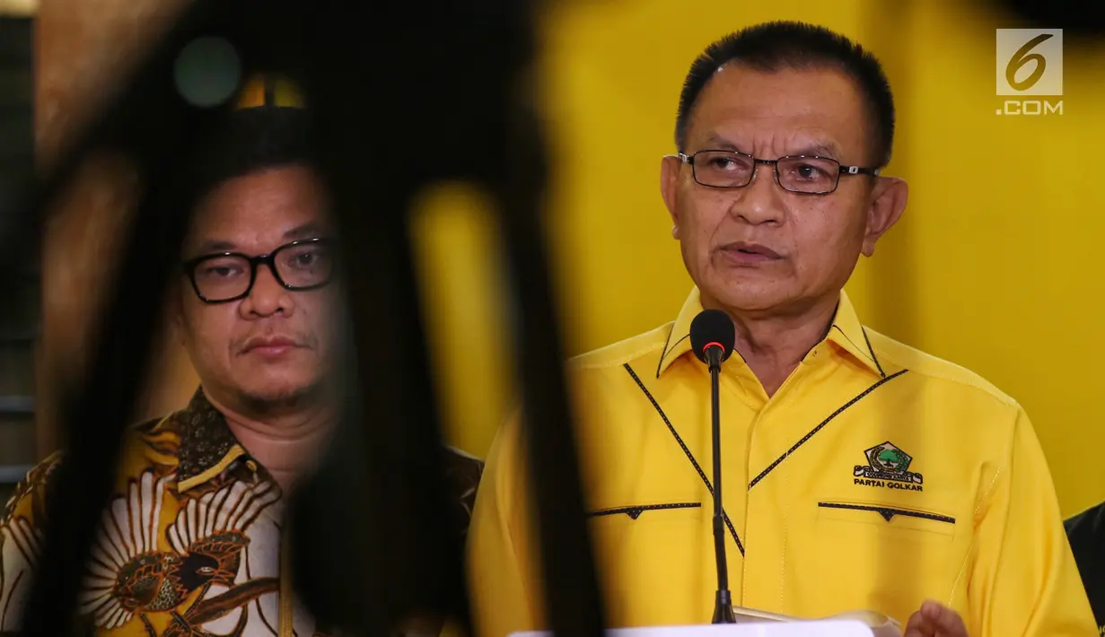 Sekjen Partai Golkar Lodewijk Freidrich Paulus didampingi Ketua DPP Ace Hasan Sadzilly menyampaikan keterangan pers terkait pemberhentian Bowo Sidik Pangarso dari kepengurusan DPP Golkar di kantor DPP Partai Golkar, Slipi, Jakarta, Kamis (28/3). (Liputan6.com/Johan Tallo)