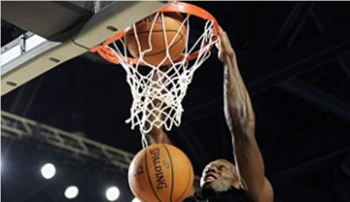 Usain Bolt melakukan Slam Dunk di NBA All-Star celebrity 