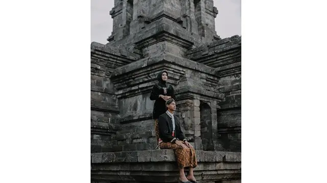 5 Foto Prewedding Satria Tama dan Aisyah, Konsep Vintage dan Adat Jawa