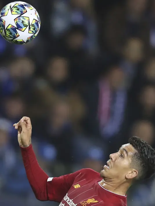 Striker Liverpool, Roberto Firmino berusaha mengontrol bola saat bertanding melawan KRC Genk  pada pertandingan lanjutan Grup E Liga Champions di Luminus Arena, Genk (23/10/2019). Liverpool menang telak -14 atas KRC Genk. (AP Photo/Francisco Seco)