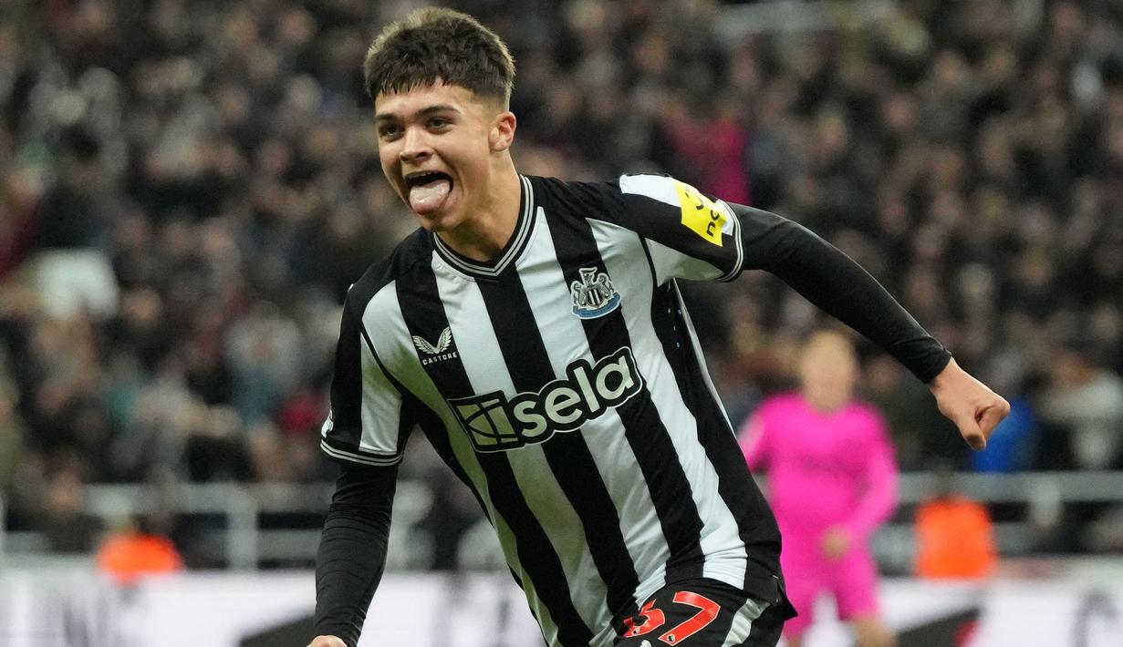 Selebrasi gelandang Newcastle United, Lewis Miley setelah mencetak gol pertama timnya ke gawang Fulham pada laga pekan ke-17 Liga Inggris 2023/2024 di St James' Park, Newcastle, Sabtu (16/12/2023). (AFP/Andy Buchanan)