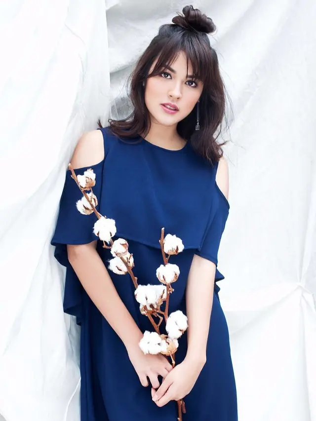 7 Gaya Penampilan Raisa dengan Poni Pendeknya, Bak ABG