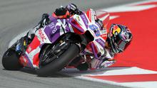 Pembalap Pramac Ducati, Jorge Martin, meraih pole position pada MotoGP San Marino setelah menjadi yang tercepat pada babak kualifikasi yang digelar, Sabtu (9/9/2023) sore WIB. (AFP/Lluis Gene)