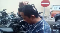 KORBAN PERAMPOKAN: Hartono menunjukkan luka di kepalanya. (Ridho Hidayat/JawaPos.com)