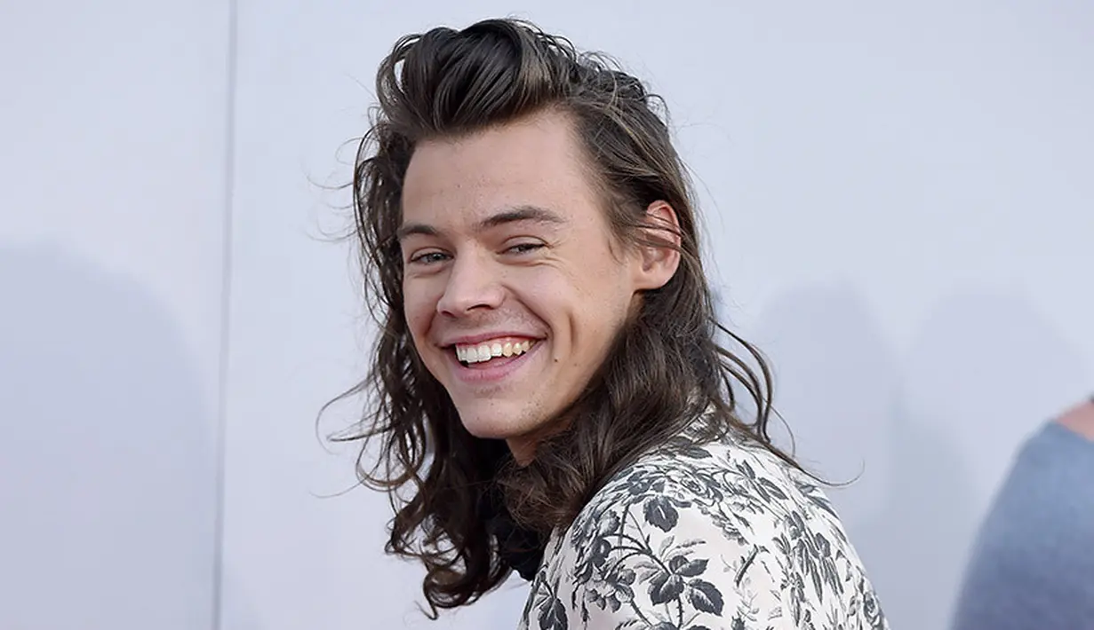 Terkenal dengan penampilannya berabut panjang, Harry Styles tetap terlihat menawan meski sedang bad hair day, kan! (Hello Magazine)