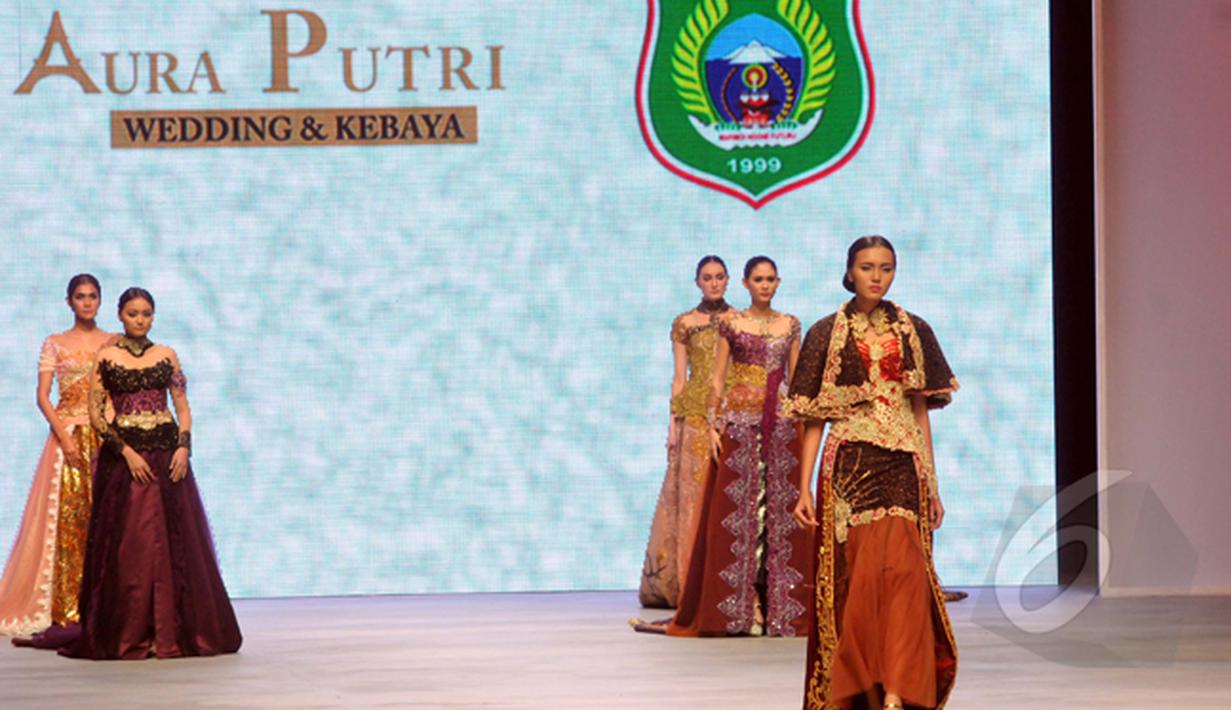 Konsep kebaya modern hasil tangan dingin Fransisca Darmawan dengan tema Keabadian Budaya Indonesia berjudul Aura Putri mewarnai panggung Indonesia Fashion Week 2015, JCC, Minggu (1/3/2015). (Liputan6.com/Panji Diksana)