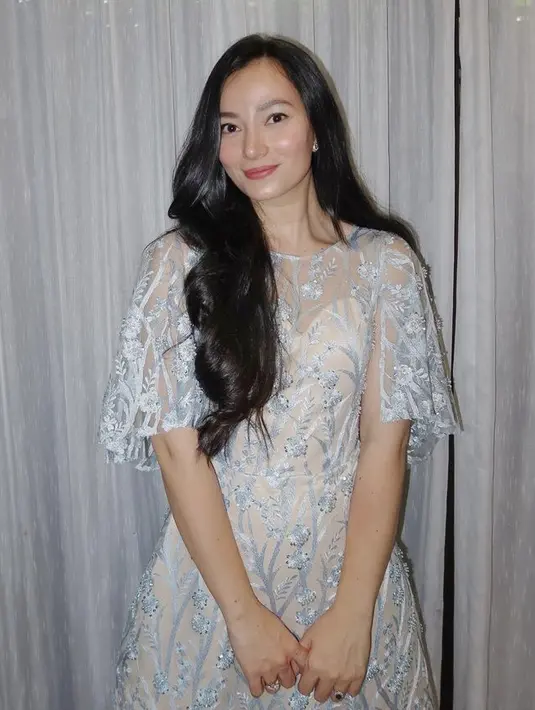 Sementara itu, Asmirandah tampil dengan dress transparan dengan bordiran biru dan inner warna khakinya. Dress tersebut dibuat oleh Jessica Loist. Credit: Instagram (@asmirandah89)