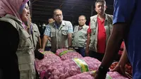 Satgas Pangan Riau berbincang dengan distributor bawang putih di pasar induk Pekanbaru. (Liputan6.com/M Syukur)