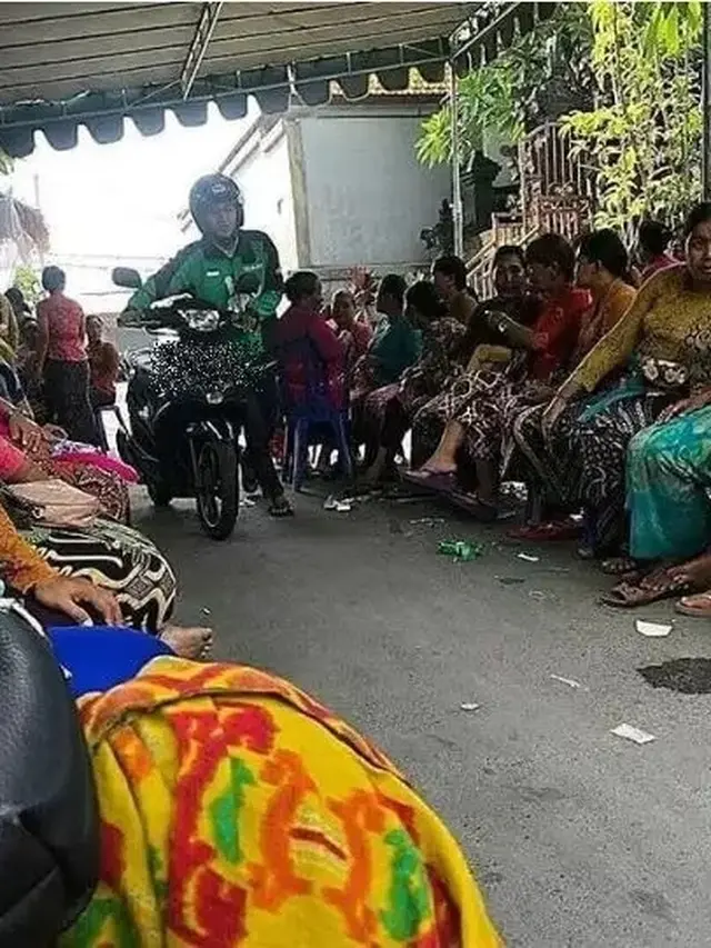 6 Momen Segan Lewat di Depan Tongkrongan, Netizen: Berasa Catwalk