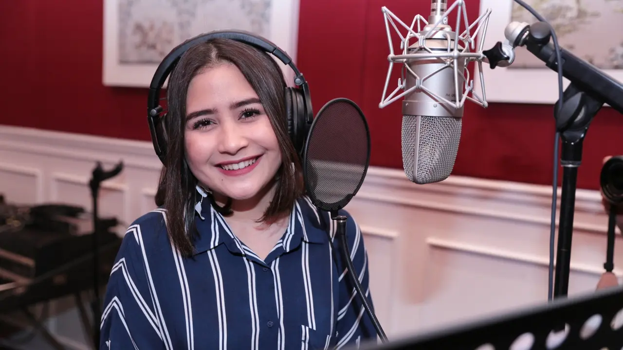 [Bintang] Prilly Latuconsina Bangga Nyanyikan Soundtrack Ciptaan Melly Goeslaw