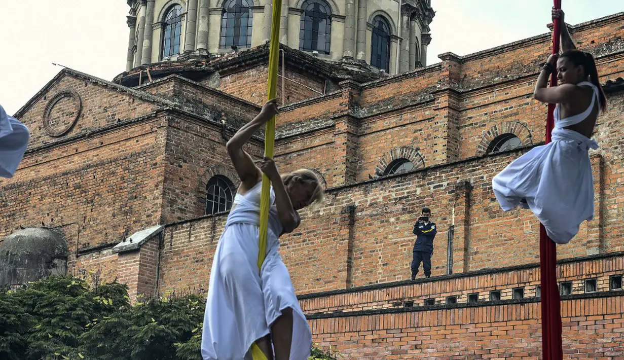 Sejumlah artis tampil pada Hari Hak Asasi Manusia di Medellin, Antioquia, Kolombia, 10 Desember 2021. Hari Hak Asasi Manusia dirayakan tiap tahun oleh banyak negara di seluruh dunia setiap tanggal 10 Desember. (JOAQUIN SARMIENTO/AFP)