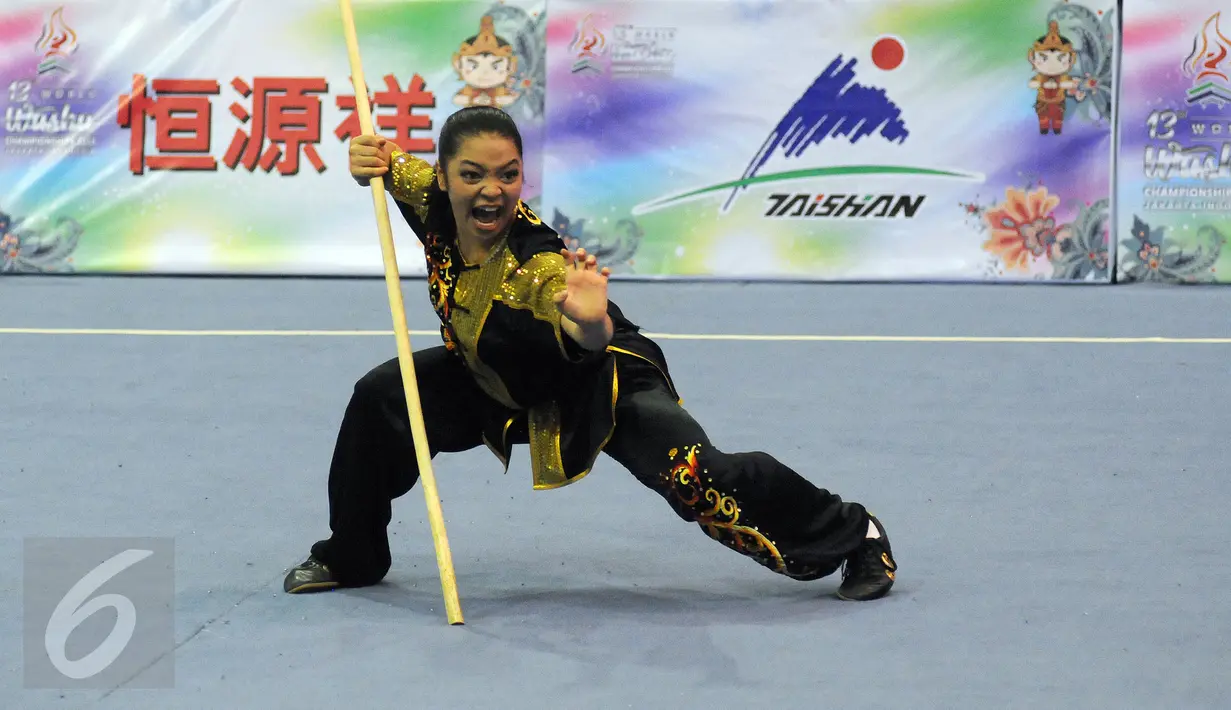 Atlet Wushu Indonesia, Juwita Niza WA saat beraksi di kelas Taulo Womens Nangun Kejuaraan Dunia Wushu ke-13 di Istora Senayan Jakarta, Selasa (17/11/2015). Juwita meraih emas dengan total poin 9.58. (Liputan6.com/Helmi Fithriansyah)