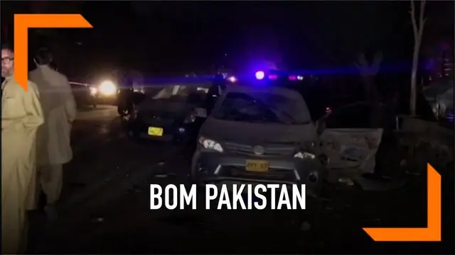 Empat orang polisi Pakistan tewas setelah menjadi korban ledakan bom yang menempel pada sebuah motor.