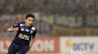 Pemain Arema FC, Beny Wahyudi saat tampil pada Piala Presiden 2017 di Stadion Manahan, Solo (26/2/2017). (Bola.com/Nicklas Hanoatubun)