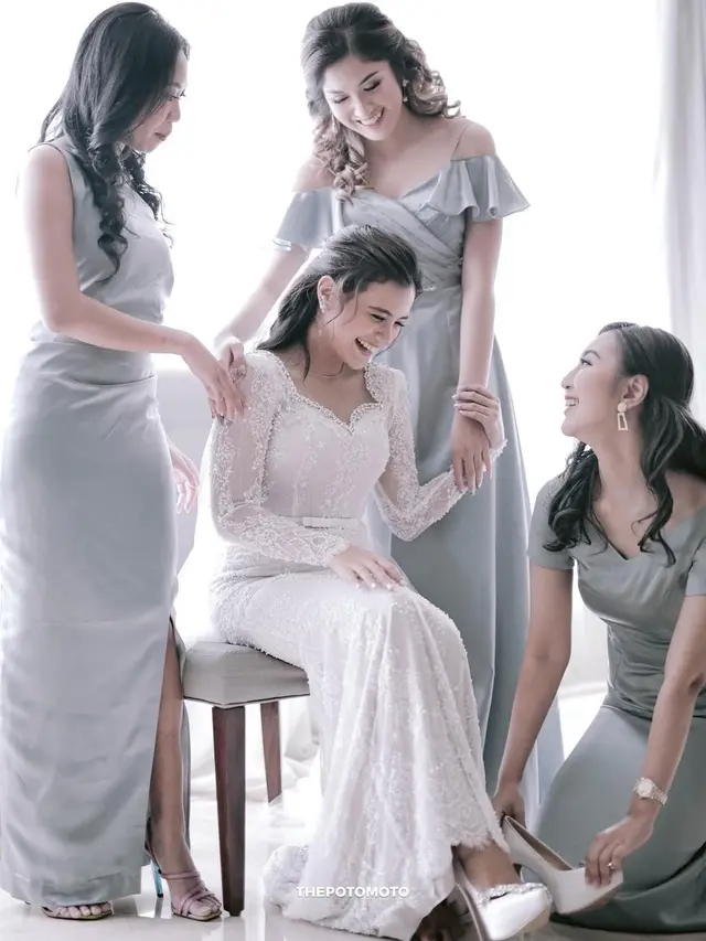 6 Potret Ochi Rosdiana Jadi Bridesmaid Audi Marissa Tahun 2020, Saling Dampingi