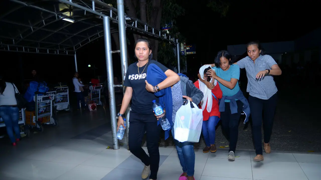 2 Remaja NTT Tidur Hanya Beralas Koran Akibat Kontrak Lisan