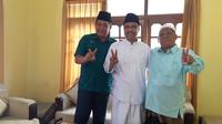 KH Khotib Habibullah, pengasuh Pondok Pesantren Ummul Quro, Banyuwangi, kini lebih memilih mendukung Calon Gubernur Jawa Timur nomor urut 2 Gus Ipul. (Liputan6.com/Dian Kurniawan)