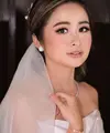 Di balik riasan wajah paripurna Gritte Agatha di hari lamaran hingga pernikahannya, ada tangan dingin MUA @victoria_makeupatelier. [Instagram/victoria_makeupatelier]