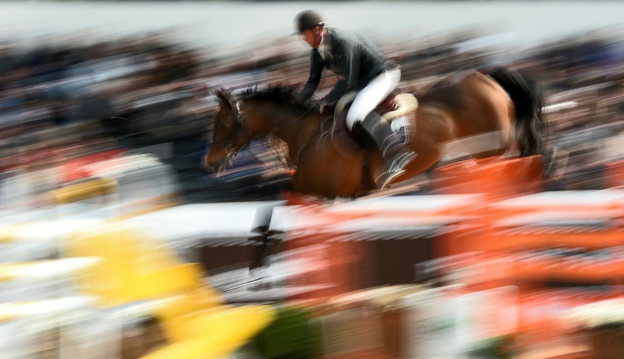 Atlet berkuda Belanda, Jereon Dubbeldman, beraksi dengan kudanya, Camilo Ls La Silla, dalam International Jumping Competition "CSI5" di Grand Palais, Paris, Prancis, (18/3/2016). (AFP/Franck Fife)