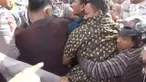 Aksi demo mahasiswa dengan menutup jalan berujung ricuh akibat adu jotos.