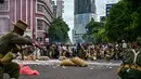 Anggota Komunitas Roode Brug Soerabaia dan Reenactor Indonesia berpartisipasi dalam reka ulang Pertempuran Surabaya, di Surabaya, Minggu 2 November 2025. Agenda tahunan ini menjadi cara pemuda dari Kota Pahlawan untuk menumbuhkan kembali api patriotisme lewat Parade Juang. (Juni KRISWANTO/AFP)