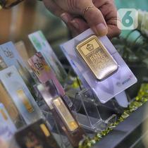 Emas Antam yang dijejerkan dalam etalase di Galeri 24, Jakarta, Selasa (13/9/2022). Harga emas Antam sudah termasuk PPh 22 sebesar 0,9 persen. (Liputan6.com/Angga Yuniar)
