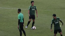 Pemain Timnas Indonesia, Rizky Pellu, mengontrol bola saat latihan di Stadion Madya Senayan, Jakarta, Jumat (8/3). Latihan ini merupakan persiapan jelang laga persahabatan melawan Myanmar. (Bola.com/Vitalis Yogi Trisna)