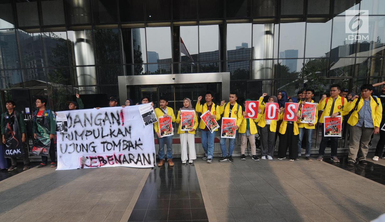 Perwakilan mahasiswa dari berbagai universitas melakukan aksi dukungan terhadap KPK di lobi Gedung Merah Putih, Jakarta, Kamis (12/9/2019). Aksi dilakukan sebagai bentuk penolakan terhadap perubahan Undang-undang Komisi Pemberantasan Korupsi atau revisi UU KPK. (merdeka.com/Dwi Narwoko)